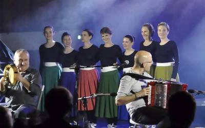 'Korrontziren nafar loreak' urriaren 5ean ikusgai eta entzungai izanen dira Zugarramurdiko lezean