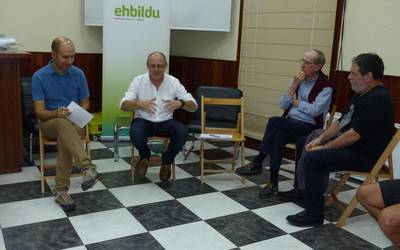 Herritarrak aktibatu nahia agertu dute EH Bildukoek herri batzarrean