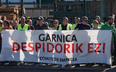 Maderas de Llodio enpresako 3 langile kaleratu dituztela salatzeko mobilizazioak hasi dira