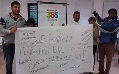 Hiru ekintza, kanpotik etorritako lagunak euskarara hurbiltzeko