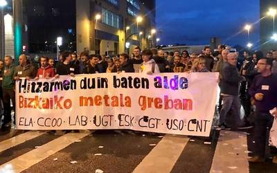 Metalgintzako langileek eserialdia egin dute Jaurlaritzaren aurrean, Urkulluk patronalaren alde egin ostean