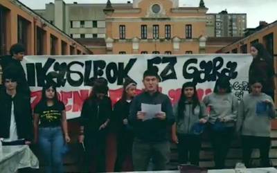 Bilboko Solokoetxe institutuan 2020ko Eurokopan bolondres lan egiteko eskuorriak banatu dituztela salatu dute ikasleek