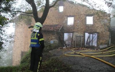 Baserriaren aurrealdea salbatu da baina gainerako guztia erre egin da