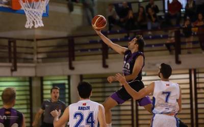 Garaipenaren olatuan jarraitzen du Mondragon Unibertsitateak, oraingoan ligan (76-65)