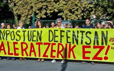 Rodisan 15 minutuko lanuzteak egin dituzte enpresak iragarritako kaleratzeak salatzeko