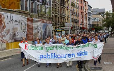 Pentsio duinen aldeko aldarria Eibarko kaleetara zabaldu zuten eskualdeko jubilatu eta pentsiodunek