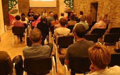 Unibertsitatearen eraginaz eta Orkestrak egiten duen lanaz solastu dira Miren Larrea eta Mari Jose Aranguren Basazabalen