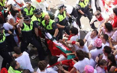 Navarra Sumak dio ez dagoela borra luzagarriak erretiratzeko txostenik, bi badaude ere