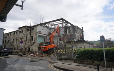 Hasi dira Kofradia zaharreko hormak eraisten