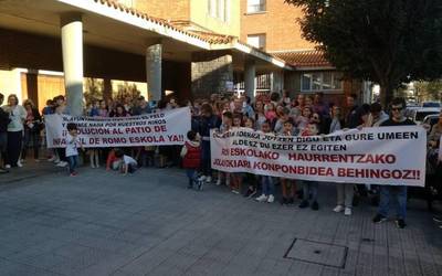 Romo eskolako umeentzako patioa konpon dezatela eskatu dute
