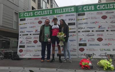 Jon Gil atzera ere podiumera igo zen Atarrabian