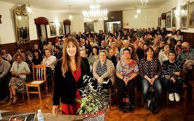 Bere azken eleberria aurkeztu du Dolores Redondo idazleak Elizondon