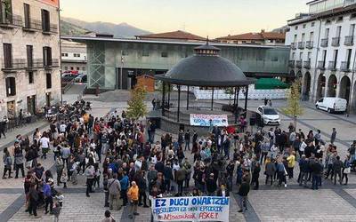 Jendetza elkartu da plazan Altsasuko gazteei ezarritako epaia salatzeko