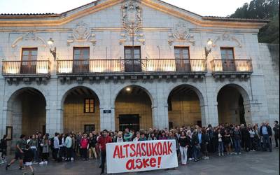 Altsasuko gazteekin elkartasunez elkarretaratzea egin dute Kalegoen plazan
