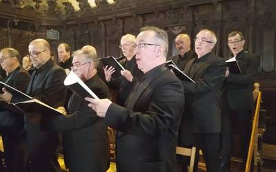 Mendizabalek eta Andra Marikoen ahotsek Durufleren musikaz bete dute parrokia