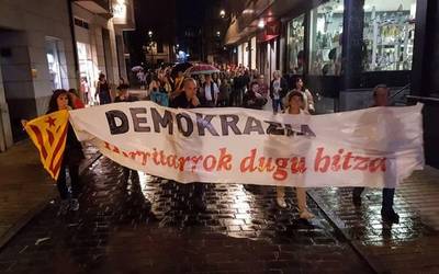 Kataluniako politikari indepedentisten aurkako sententzia salatzeko mobilizazioak egin dituzte Zumaian