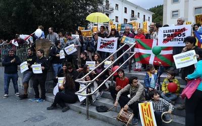"Erreferenduma ez da delitua" elkarretaratze zaratatsuak egin dituzte Debagoienean ere