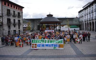 Kataluniako presoei elkartasuna erakutsi eta erreferenduma ez dela delitua adierazi dute dozenaka azpeitiarrek