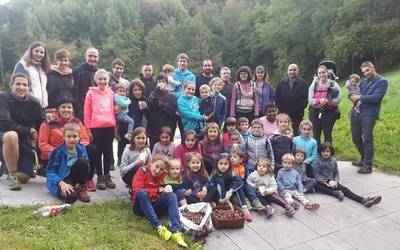 Gaztainak biltzen ibili dira Aresoko haurrak eta gurasoak