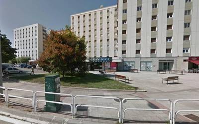Txantrean apustu etxe bat zabaltzeko asmoa salatu dute auzokideek