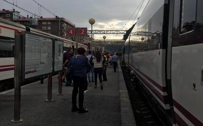 Renfeko tren zerbitzua eten dute Urduña eta Laudio artean, harrapaketa baten ondorioz pertsona bat hil delako