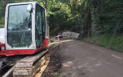 Izurtzan, herrigunetik Bitaño auzora doan bidea konpontzen dabiltza