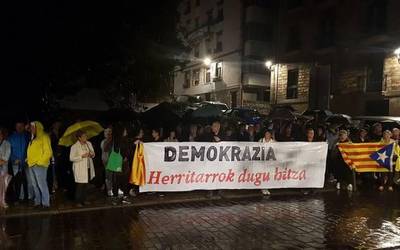 Kataluniari elkartasuna adierazteko elkarretaratzea egingo dute bihar, ostirala, udaletxe aurrean