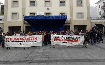 Kataluniarrei elkartasuna adieraztera deitu dituzte ikasleak zein langileak