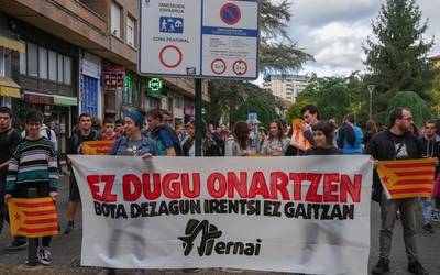 Dozenaka lagun bildu dira Kataluniako herritarrei elkartasuna adierazteko