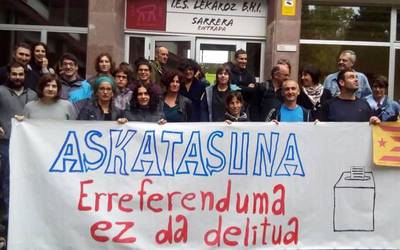 Lekarozko institutuan ere elkarretaratzea egin dute kataluniarrei babesa adierazteko