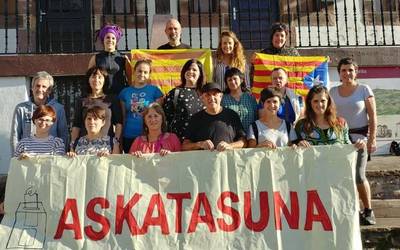 Kataluniarrei babesa adierazteko elkarretaratzeak eginen dituzte eskualdeko hainbat herritan