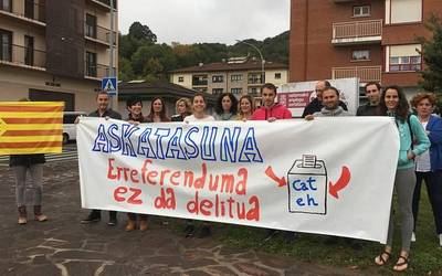 Doneztebeko institutuko hainbat irakaslek ere kataluniarrekin bat egin dute