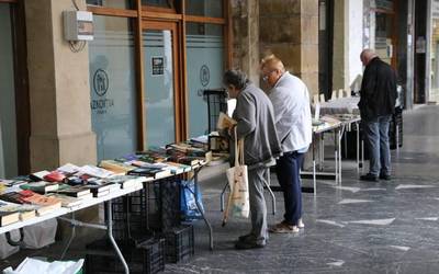 Herritar ugari berreskuratutako liburu eta diskoen azokan