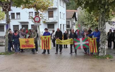 Kataluniari elkartasuna adierazteko elkarretaratzeak egin dituzte