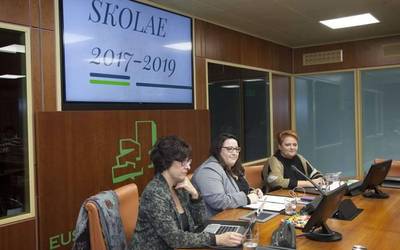 Eusko Legebiltzarrean izan dira Skolae hezkidetza-programaren sortzaileak