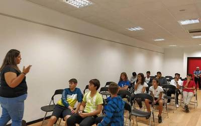 Internetaren erabileraz hausnartzeko formazio saioak abian dira