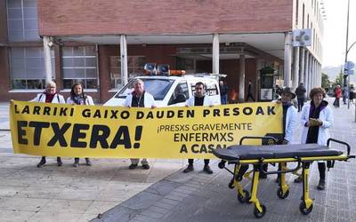 "Legeak eta gizatasunaren arauak betetzeko eskatzen ari gara, besterik ez"