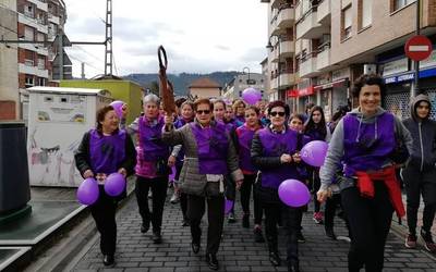 Ikuspegi desberdina eskaintzen duten elkarte biren eta 30 bat urte dituen udal sailaren batuketa