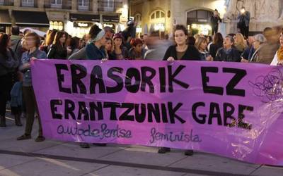 Emakume bat leihotik erori da, bikotekidearengandik ihes egiten saiatzean