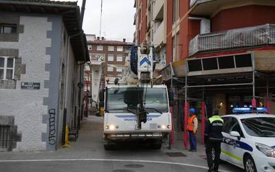 Trenbideko zubia bi garabi berrirekin egonkortu dute gaur arratsaldean kentzeko