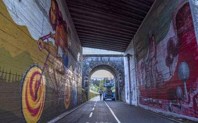 Bizikletak eta "bizitzan garrantzitsuak diren elementuak",  Urolako trenaren ibilbideko tunel bateko horman