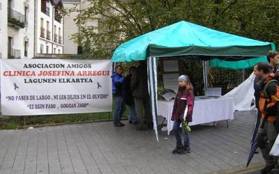 Lagunen elkartetik klinikari hauspoa ematen