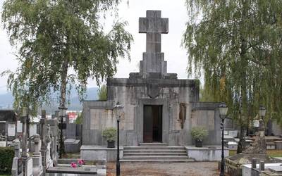 Durango 1936: "Hilerriko kaperak bere kristautasunari eusten dio eta gurutze frankista gorde da bertan"