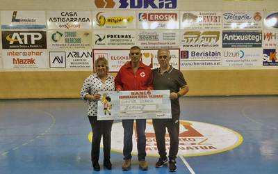 Sanlok Gurutze Gorriari eman dio Bingo Solidarioan batutako dirua