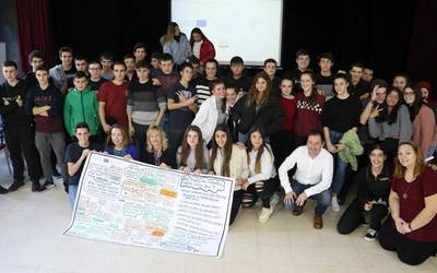 Aldundiko eta Udaleko ordezkariak institutuko gazteekin elkartu dira