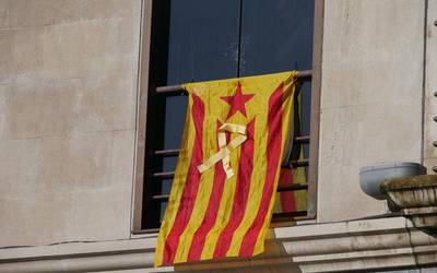 Udaletxeko fatxadan zegoen "estelada" kendu dute jadanik