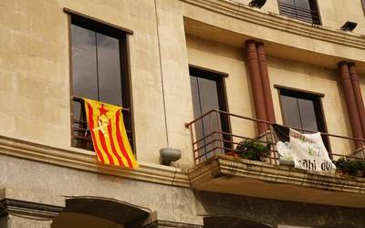 Udaletxeko balkoietako batean zintzilikatutako estelada kentzeko eskatu dio Espainiako Gobernuko ordezkaritzak udalari