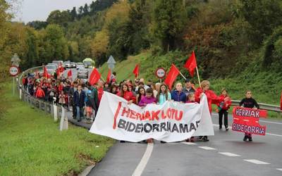 [BIDEOA] Narrondo eta Iraeta arteko bidegorria aldarrikatzeko martxa