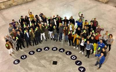 Txartel berdea altxata, baiezkoa eman dio Arrasatek 2020ko Euskaraldiari