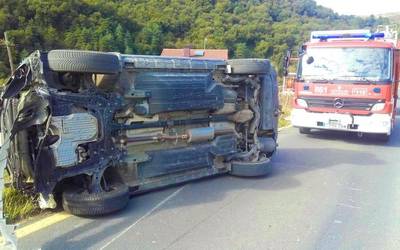Pertsona bat harrapatuta geratu da iraulitako auto baten barruan, baina dagoeneko atera dute